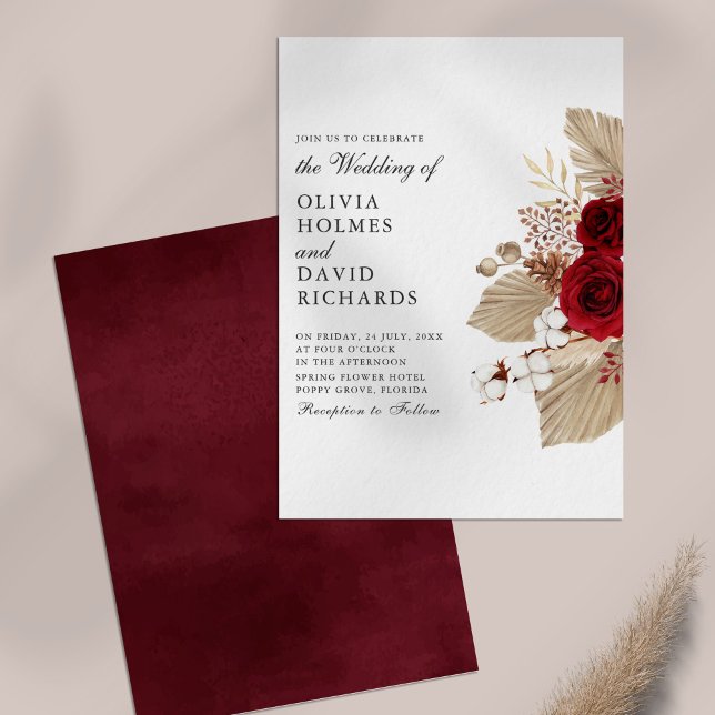 Convites Casamento de Rosas de Borgonha e Flores de Algodão (Burgundy Roses and Cotton Flowers Wedding Invitation on a table.)