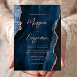 Convites Casamento de Script de Agate Dourado Azul Rosa Mar<br><div class="desc">Este elegante convite de casamento apresenta uma imagem de fundo da marinho azul-aquarela agada,  aparada com falso rosa dourado. O texto personalizável combina a letra rosa rosa moderna,  a letra copperplate e a letra itálico. O verso apresenta um design de agate rosa e azul-marinho de coordenação.</div>