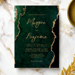 Convites Casamento de Script de Agate Verde Moderno Emerald<br><div class="desc">Este elegante convite de casamento apresenta uma imagem de fundo da emerald green watercolor agate,  aparada com falso brilho dourado. O texto personalizável combina manuscrito,  protetor e fontes itálicas de cor dourada. O verso apresenta um design de esmeralda verde e ouro.</div>