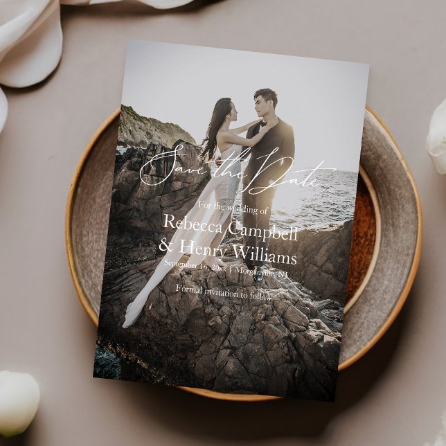 Convites Casamento de Script Elegante de Foto Moderno Salve (Make your special day unforgettable with our beautifully designed Save the Date photo invitation.)