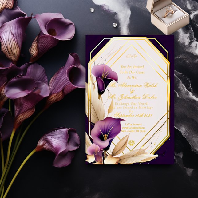 Convites Casamento de Script Floral na moda Purple Calla Li (Stylish and Chic Deep Violet Purple and Gold Calla Lilies Wedding Invitation.)