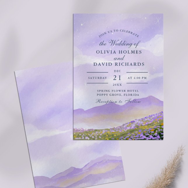 Convites Casamento dos Prados das Montanhas Lilac Night Sky (Lilac Night Sky Mountain Meadow Wedding Invitation on a lilac table.)