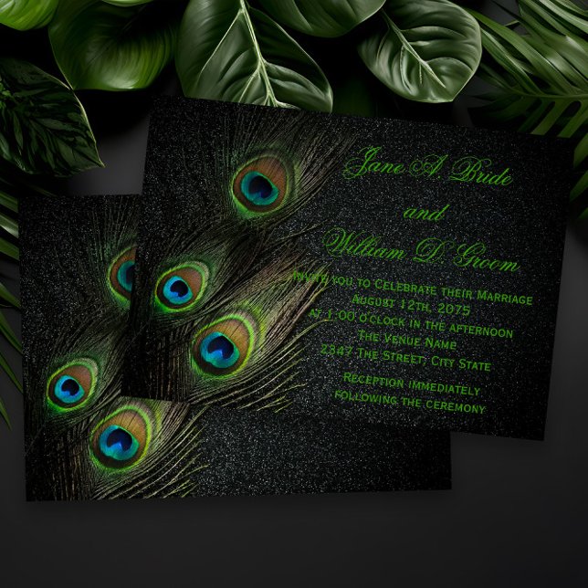 Convites Casamento Dourado Pavão Verde Negro Elegante (Elegant peacock wedding invitations with colorful peacock feathers on a dark background.)