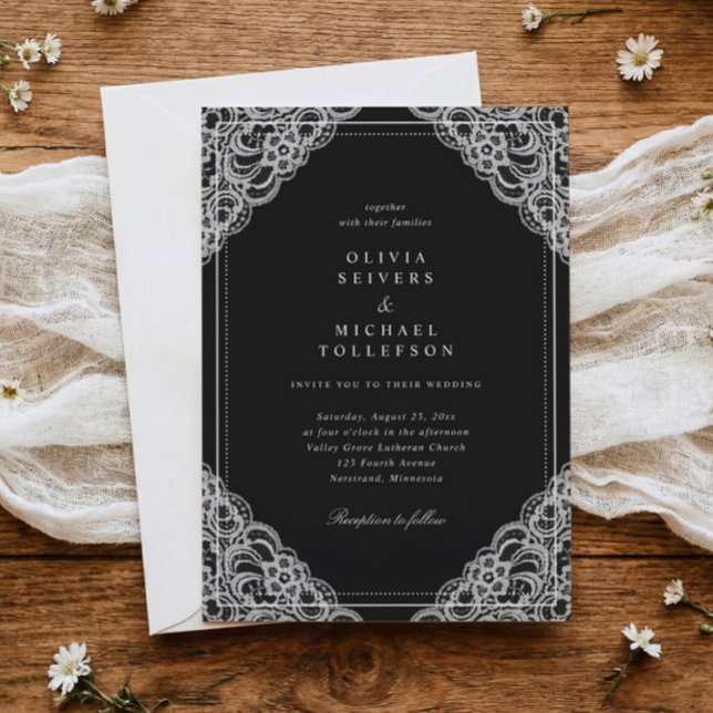 Convites Casamento Elegante Clássico Preto e Branco com Ren (Black wedding invitation with white lace corners and elegant white calligraphy text)