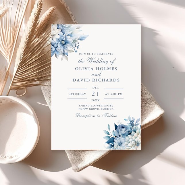 Convites Casamento Elegante de Azul e Flores Brancas (Elegant Dusty Blue and White Wildflowers Wedding Invitation on a sunny neutral boho table.)
