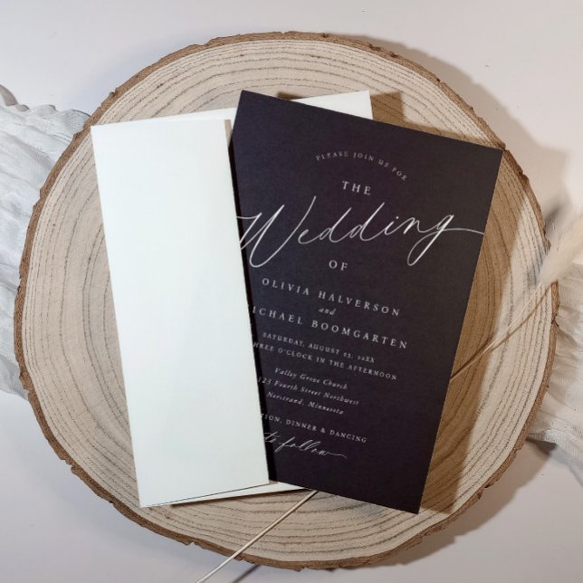 Convites Casamento Elegante de Caligrafia Moderna Negra e B (Elegant black with white text wedding invitation featuring classic modern calligraphy.)