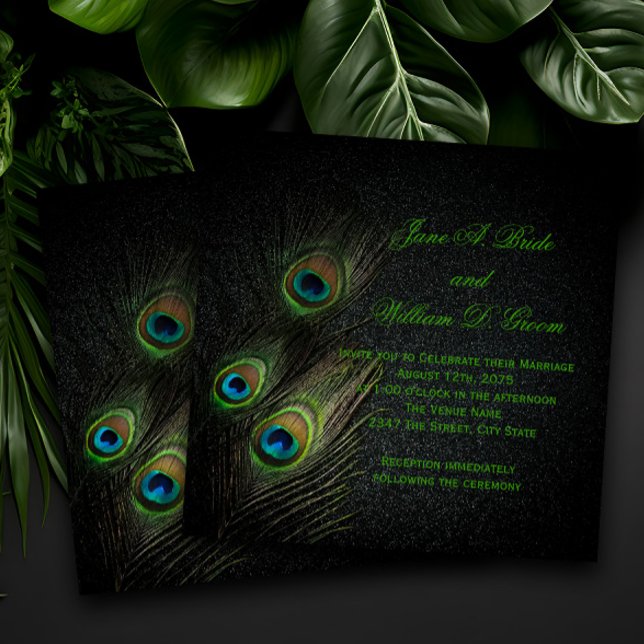 Convites Casamento Elegante Esmeralda Verde Preto e Dourado (Elegant peacock wedding invitations with beautiful peacock feathers on a black background.)