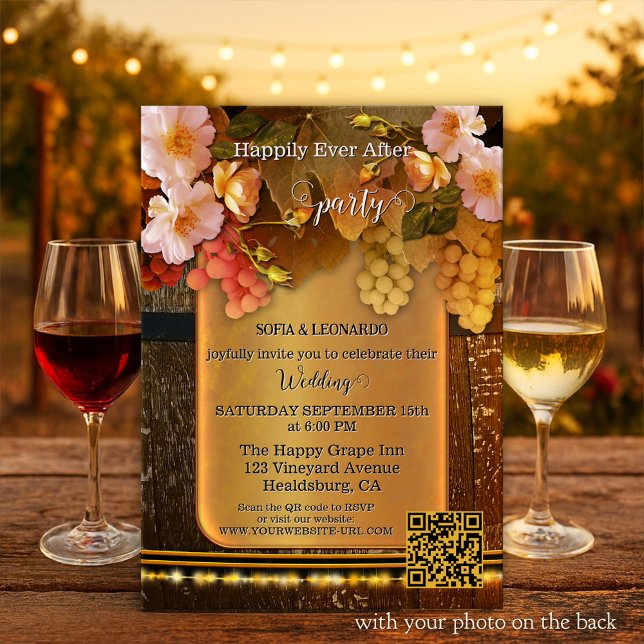 Convites Casamento em Vinhedo Feliz para Sempre (Happily ever after wedding invitation featuring grapes, flowers and string lights on a wine barrel)