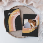 Convites Casamento Escuro Foto do Monograma do Retro Modern<br><div class="desc">Este moderno monograma retrô-arco-íris, convite de casamento escuro é perfeito para seu simples casamento cor-de-laranja, rosa e rosa-pincelado. Projetado com elementos de um arco clássico e colorido e listras minimalistas de entalhe. O design tem um toque de praia abstrato tropical único, excelente para qualquer primavera, verão ou casamento outono. O...</div>