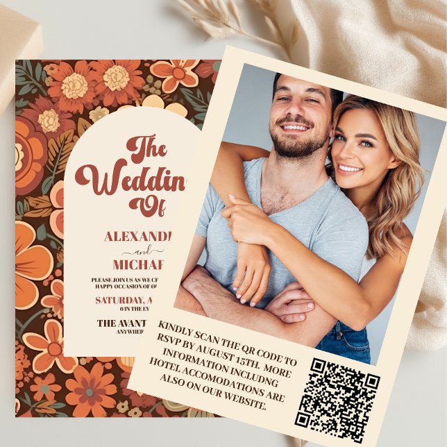 Convites Casamento Floral com Arco de Código QR Retro 70s (Criador carregado)