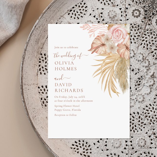 Convites Casamento Floral de Grama de Beige Moderno (Modern Beige Pampas Grass Floral Wedding Invitation on a neutral boho plate.)