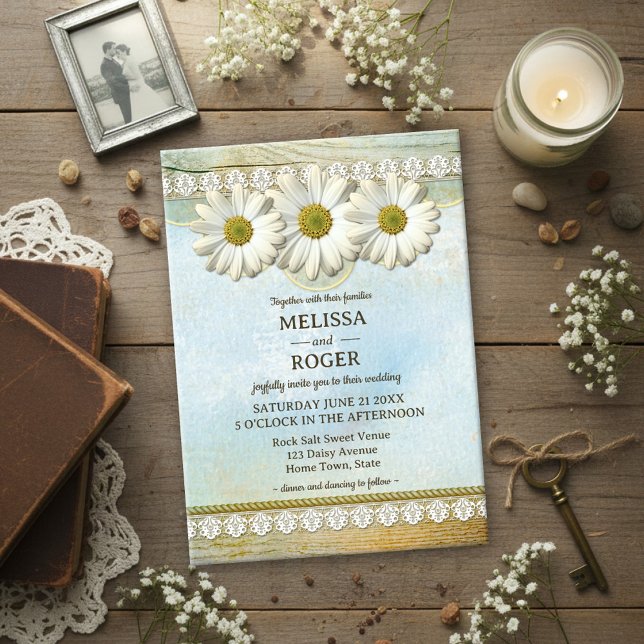 Convites Casamento Floral Rústico Vintage no Campo (Wedding invitation featuring white daisies on a rustic painted background with wood and lace)
