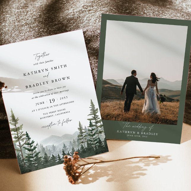 Convites Casamento Floresta de Pinheiros Foto Costas (Mountain forest photo wedding invitation, sage green pine tree wedding suite, outdoor ceremony)