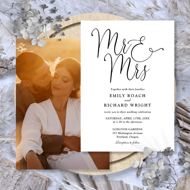 Convites Casamento Foto Sr e Sra Roteiro Preto e Branco (Black And White Script Mr And Mrs Photo Wedding Invitation)