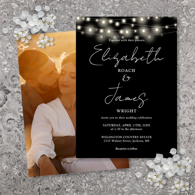 Convites Casamento Fotográfico das Luzes de Corda Preta e B (Black And White String Lights Script Photo Wedding Invitation)