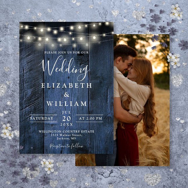 Convites Casamento Fotográfico das Luzes de Madeira do Barn (Blue Rustic Barn Wood String Lights Photo Wedding Invitation)