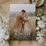 Convites Casamento Fotográfico de Nomes Simples Modernos de<br><div class="desc">Orçamento Nomes de Tipo Simples Modernos Foto Convite de Casamento Mostra sua foto de noivado do tamanho do cheio para anunciar seu próximo casamento. A tipografia moderna cria um convite elegante e mínimo.</div>