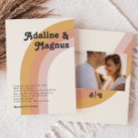 Convites Casamento Fotográfico do Monograma do Arco-Íris do<br><div class="desc">Este convite de casamento com fotos do monograma do arco-íris dos anos 70 é perfeito para o seu simples casamento cor-de-rosa, laranja-rosa, e cor-de-rosa. Projetado com elementos de um arco clássico e colorido e listras minimalistas de entalhe. O design tem um toque de praia abstrato tropical único, excelente para qualquer...</div>