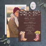 Convites Casamento Fotográfico Rustic Leather Boots Hat Cou<br><div class="desc">Convide seus convidados para o seu casamento rústico em estilo com este convite de casamento de fotos falsas em couro da moda com luzes de cordas, letras de mão e botas de aquarela, chapéu e girassóis. Sua foto de noivado favorita é exibida no verso. Muito obrigado por apoiar a nossa...</div>