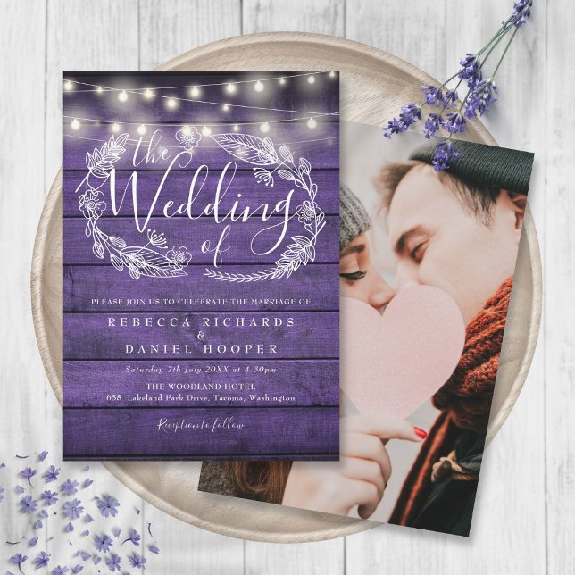 Convites Casamento Fotográfico Rústico das Luzes de Corda d (Rustic Purple Wood String Lights Photo Wedding Invitation)