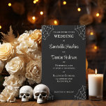 Convites Casamento Gótico Branco e Negro<br><div class="desc">Estes convites de casamento de estilo gótico apresentam sotaques de teia branca de sono mole nos cantos,  com todos os seus detalhes de eventos em letras de correspondência contra um fundo preto. O verso é preto.</div>