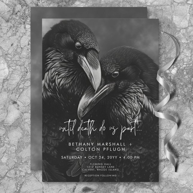 Convites Casamento Gótico de Embriões Pretos e Brancos (Gothic Black & White Raven Embrace Wedding Invitation)