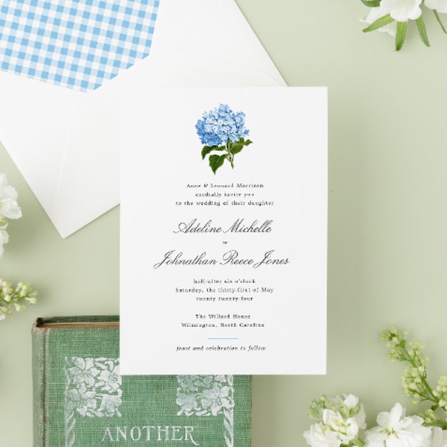 Convites Casamento Grandmillennial com Hortênsia Azul (An elegant and formal wedding invitation with an antique blue hydrangea illustration.)