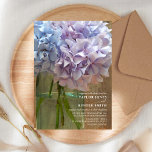 Convites Casamento Hydrangeas Blue Mason Jar<br><div class="desc">Um convite de casamento rústico com uma foto de um jarro de pedras de híbrido azul e roxo claro sobre um fundo de madeira de celeiro. Personalize o texto com detalhes da sua ocasião.</div>