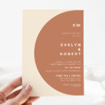 Convites Casamento Inicial Minimalista do Terracotta Arch<br><div class="desc">Este convite de casamento inicial minimalista do arco terrorista é perfeito para um casamento rústico. A design apresenta uma bela fonte em um fundo de terracota para complementar seu evento.</div>