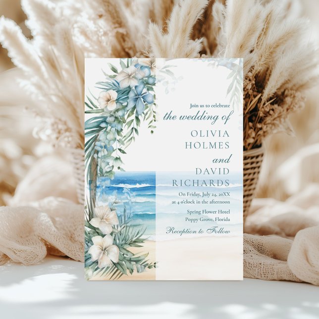 Convites Casamento Moderno com Arco Floral e Praia Tropical (Modern Tropical Beach and Floral Arch Wedding Invitation on a sunny table with white pampas grass.)