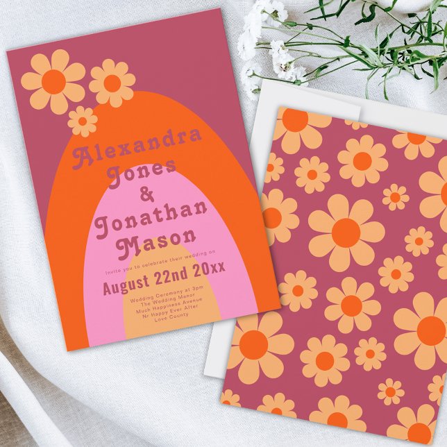 Convites Casamento Moderno com Estilo Retro dos Anos 70 (Retro daisy arch orange peach pink wedding invitation with groovy typography )
