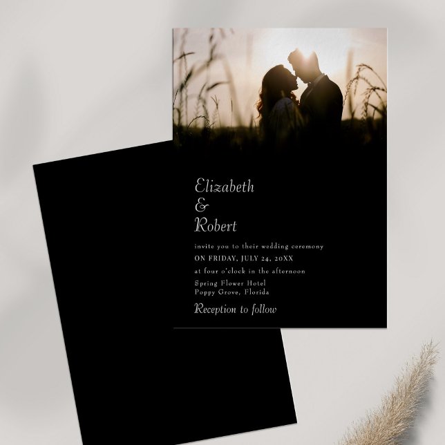 Convites Casamento Moderno com Foto Personalizada em Preto (Modern Black Custom Photo Wedding Invitation on white table with dry wildflower.)