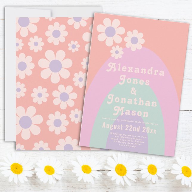 Convites Casamento Moderno de Pastel dos anos 70 (Retro 70s vintage daisy arch pastel wedding invitation with groovy typography )