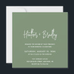 Convites Casamento Moderno de Sage Verde Minimalista<br><div class="desc">Convite de casamento quadrado moderno com um simples design com seus nomes em uma tipografia de script elegante e seus detalhes de evento em uma fonte minimalista sans serif. Todos os elementos de design estão em branco sobre um fundo verde de sábio profundo. Este convite de casamento chic funciona bem...</div>