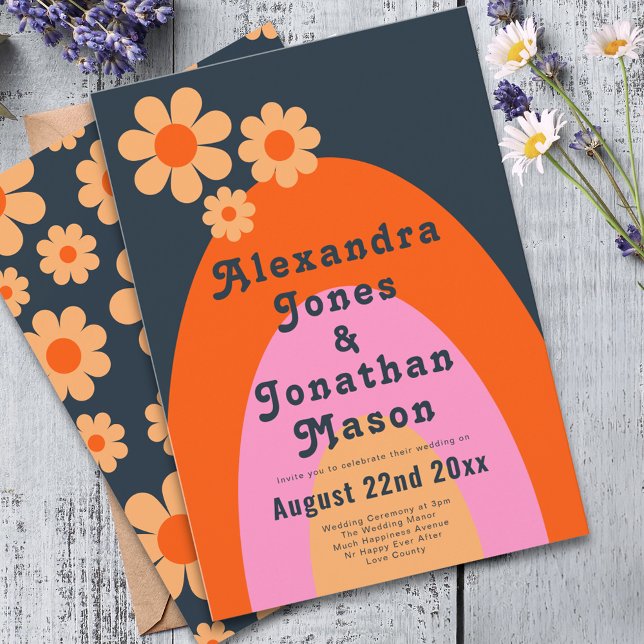 Convites Casamento Moderno dos anos 70 (Modern retro daisy arch groovy typography navy blue orange pink and yellow wedding invitation )