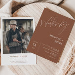 Convites Casamento Moderno Minimalista Terracotta Calliogra<br><div class="desc">Convocação para casamento Fotográfica minimalista moderna Terracotta Calliografia Simples,  moderno e minimalista no estilo,  convite para casamento colorido com terracota com cabeçalho de caligrafia amovível. O verso do convite contém uma fotografia do casal e alguns detalhes adicionais.</div>