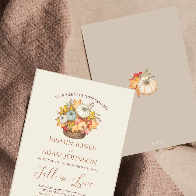 Convites Casamento Neutral da Cesta de Colheita de outono R (Fall in Love Autumn Fall Harvest Pumpkins Wedding Invitation)