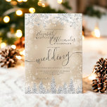 Convites Casamento no inverno de Natal do pinheiro de ouro<br><div class="desc">Hora de comemorar o seu tema de casamento da terra maravilhosa do inverno com este luxo flocos de neve prateados faíscas e floresta de pinus reluzente prateado sobre um elegante fundo metálico festivo de ouro festivo,  com uma tipografia moderna e legal da escrita.</div>