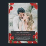 Convites Casamento Personalizado de Fotos de Poppies Vermel<br><div class="desc">Convite de casamento de fotos populares ao qual você pode adicionar uma foto que cobrir todo o convite. As papoilas vermelhas decoram o convite floral para o casamento. Adicione seus nomes e os detalhes de seu casamento em uma etiqueta de carvão na parte inferior do convite de casamento fotográfico.</div>