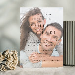 Convites Casamento Preto e Branco do Vellum de Luxo Elegant<br><div class="desc">Um convite de casamento para fotos de tipografia branca e negra, absolutamente lindo, com uma camada faux vellum (efeito digital) sob o tipo! A parte traseira apresenta uma textura de papel branco e nítida. Para tornar este design ainda mais único, considere inserir o ano em algarismos romanos. O design é...</div>