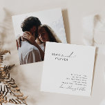 Convites Casamento Quadrado de Fotos com Script Minimalista<br><div class="desc">Este convite de casamento quadrado de fotos minimalista e caprichoso é perfeito para o seu casamento clássico e simples preto e branco e mínimo moderno. A design apresenta uma caligrafia elegante, delicada e romântica escrita à mão com tipografia formal do chique. O olhar vai correr bem em qualquer época de...</div>