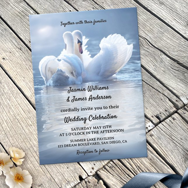 Convites Casamento Romântico do Lago Swan (Romantic wedding invitation featuring two swans in love on a sunlit lake or pond)