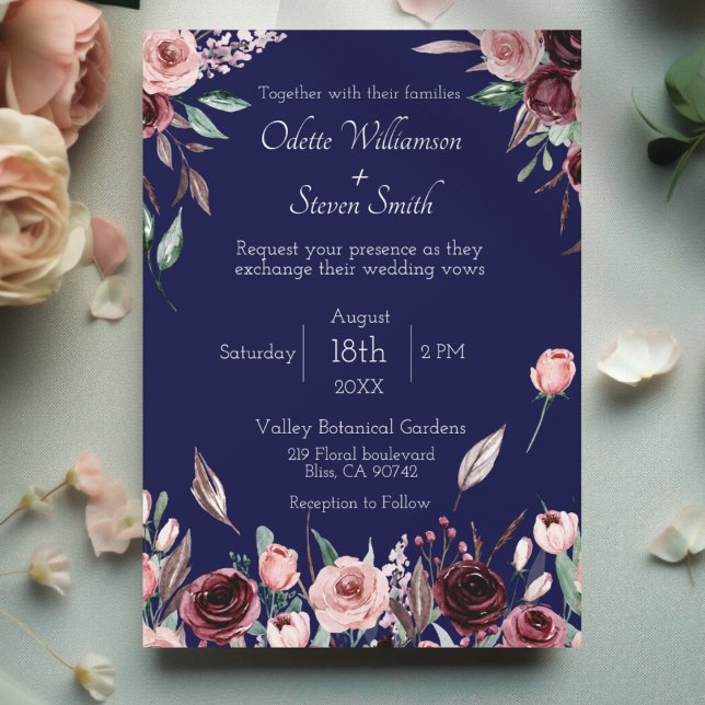 Convites Casamento Romântico e Blush da Burgundy do País e  (A navy blue wedding invitation with blush pink and burgundy watercolor flowers and script text)