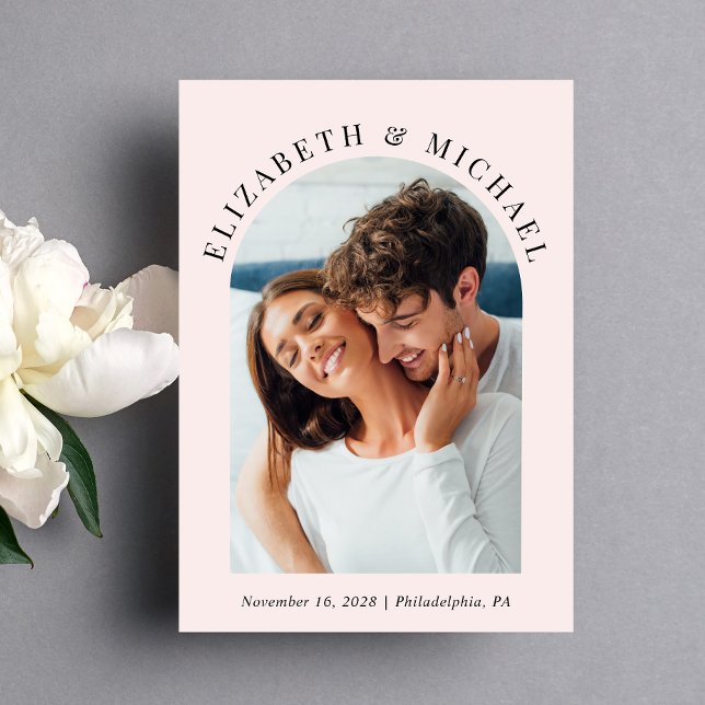 Convites Casamento Rosa com Código QR de Foto em Arco Moder (Celebrate your love story with an invitation showcasing your favorite photo in an elegant arch frame)