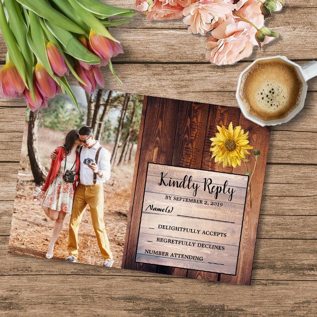 Convites Casamento RSVP, país russo de fotografia de girass (Rustic barn wood sunflower RSVP wedding invitation. You can add your own photo.)