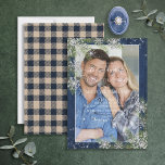Convites Casamento Russo de Xadrez de Madeira de Silver Win<br><div class="desc">Crie o convite perfeito para o casamento com esta moda design de Maravilha de inverno rustica. Este design de moda apresenta madeira marinho azul, flocos de neve com brilho prateado caindo em um verde de abeto aquoso, com tipografia escrita manuscrita e luzes de cordas brilhantes. A parte traseira da placa...</div>