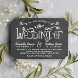 Convites Casamento Rustic Black Chalkboard<br><div class="desc">Convites de casamento encantadores para um chic-once apresentam fontes de estilo manuscrito,  designs de rolagem e sotaques de ampersor que têm uma aparência de giz branco sobre um fundo que tem uma aparência texturizada de conselho preto rústico.</div>