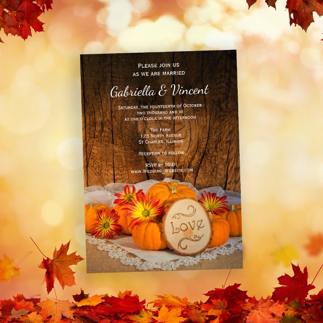 Convites Casamento Rustic Pumpkins Fall Barn (Invite guests to your Autumn marriage with the charming Rustic Pumpkins Fall Wedding Invitation.)