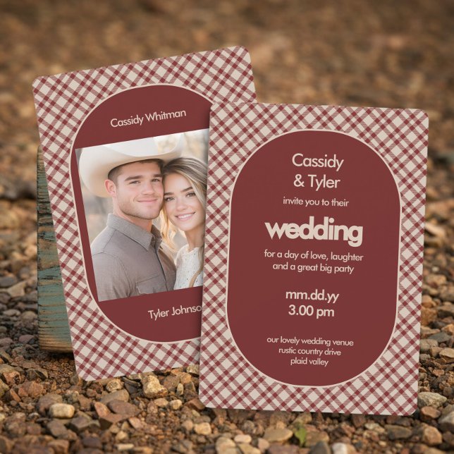 Convites Casamento Rústico em Xadrez Vermelho Ferrugem (Photo wedding invitation from the Rustic Red Plaid Western Wedding Suite by Darling & May)