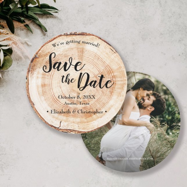 Convites Casamento Rústico Salve a data foto Textura de Mad (Best selling rustic wood cut slice round wedding save the date photo cards.)